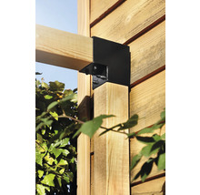 Gros plan d''un assemblage d''angle avec équerre de fixation métallique noire pour constructions en bois