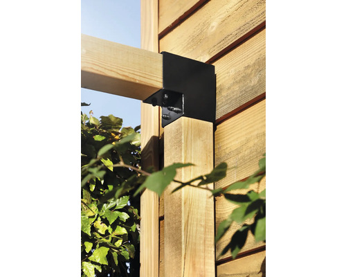 Gros plan d''un assemblage d''angle avec équerre de fixation métallique noire pour constructions en bois