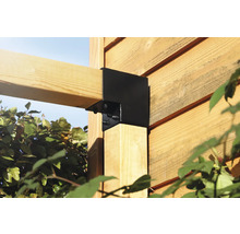 Vue détaillée d''une liaison de poutre avec un connecteur en acier noir sur une construction en bois dans le jardin