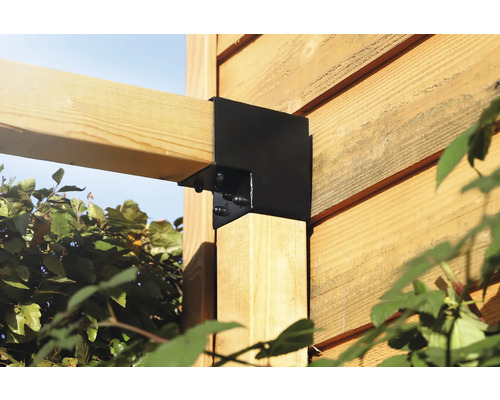 Vue détaillée d''une liaison de poutre avec un connecteur en acier noir sur une construction en bois dans le jardin