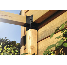 Vue détaillée d''une construction en bois avec un connecteur en acier noir