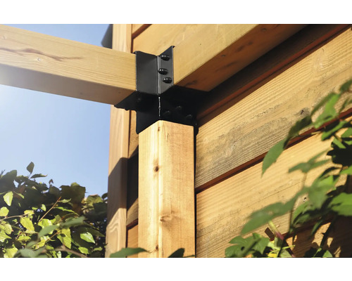 Vue détaillée d''une construction en bois avec un connecteur en acier noir