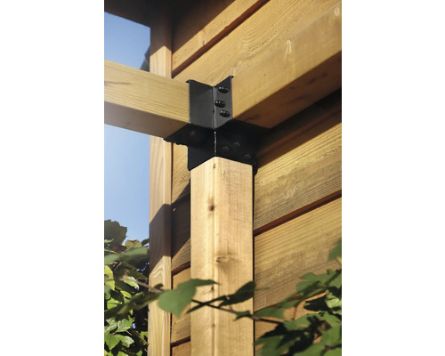 Vue détaillée d''une construction en bois avec un connecteur d''angle noir