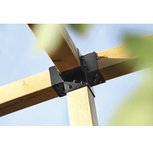 Gros plan sur une construction en bois fixée par des connecteurs métalliques noirs