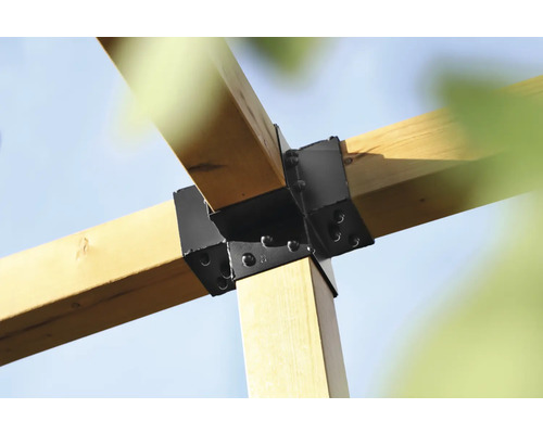 Gros plan sur une construction en bois fixée par des connecteurs métalliques noirs