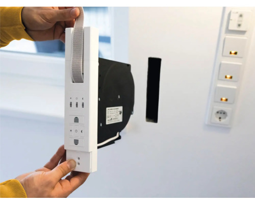 Montage d''un store vénitien électrique au mur