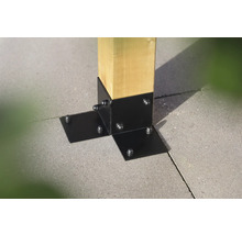 Vue détaillée d''un poteau en bois avec support de poteau noir pour fixation au sol