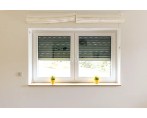 Fenster mit Rollladen und Fensterbrett