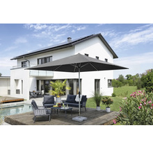 Quadratischer Sonnenschirm über einer Sitzecke im Garten