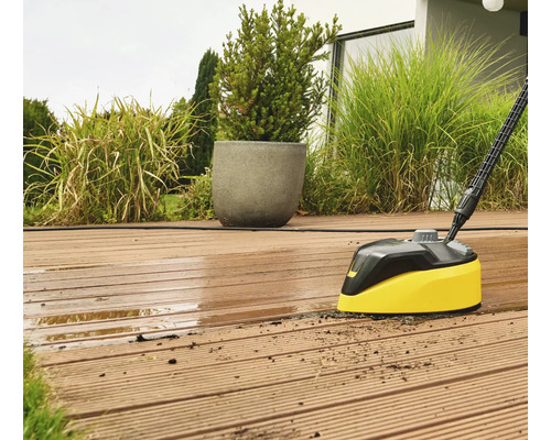 Terrassenreiniger im Einsatz auf einer Holzterrasse
