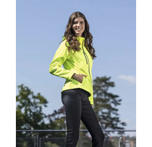 Femme portant une veste softshell et un pantalon à l''extérieur