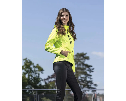 Frau trägt eine Softshelljacke und Hose