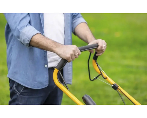 Personne poussant une tondeuse à gazon