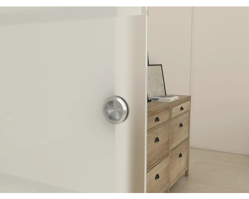 Detailansicht einer Schiebetür mit Griffmulde in einem hellen Raum