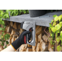 Une main utilise une agrafeuse J.C. SCHWARZ pour fixer des agrafes.