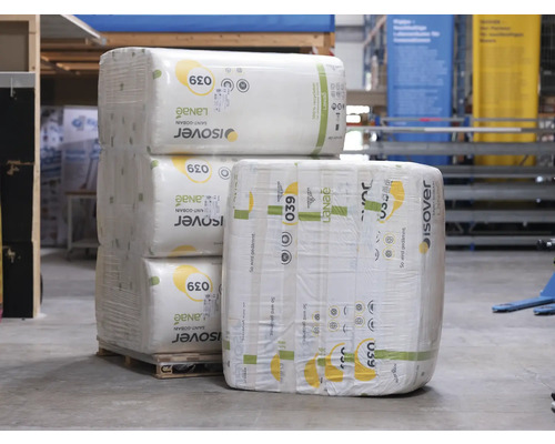 Laine isolante Isover empilée sur une palette