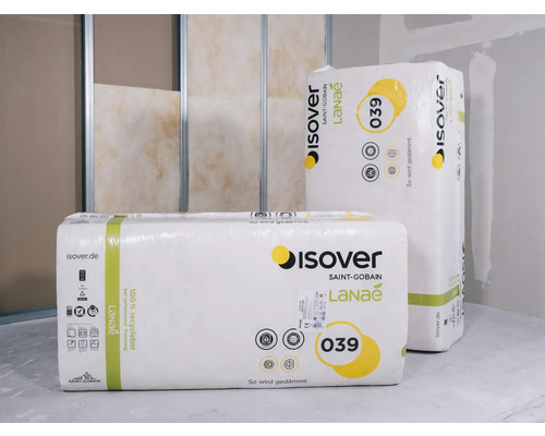 Deux paquets de laine isolante Isover LaNae 039 devant une construction murale