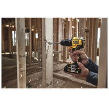 Handbohrmaschine im Einsatz beim Bohren eines Lochs in Holz