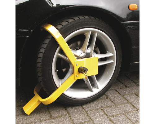 Gelbe Radkralle am Reifen eines Autos zur Diebstahlsicherung