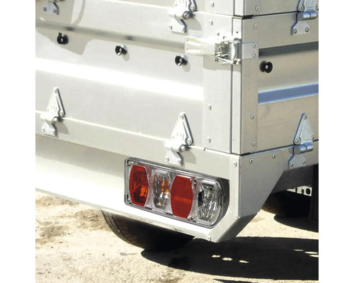 Detailansicht einer Anhängerrückseite mit Rückleuchten