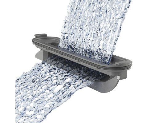 Wasser fließt durch einen grauen Dachrinnenablauf