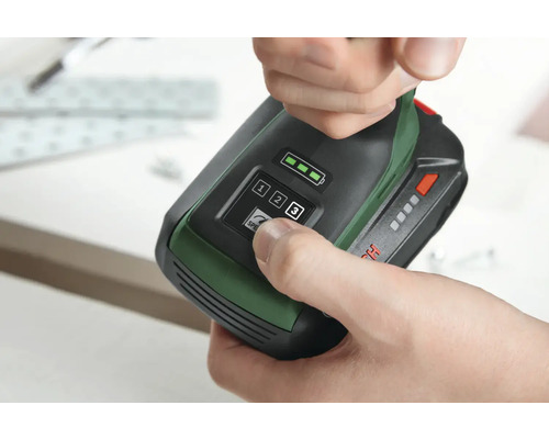 Nahaufnahme einer Person, die die Geschwindigkeitseinstellungen eines Bosch Akkuschraubers anpasst.