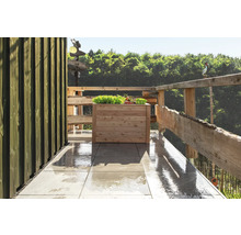 Balcon en bois avec jardinière et sol carrelé