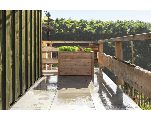 Balcon en bois avec jardinière et sol carrelé