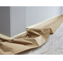 Abgeklebte Wand und Boden mit Abdeckpapier zum Schutz vor Farbspritzern.