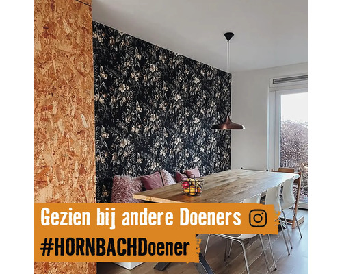 Esszimmer mit Holztisch, gemusterter Tapete und Dekor