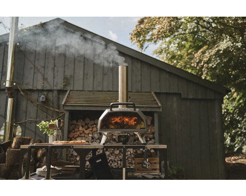 Four à pizza Ooni à l''extérieur avec four à bois et table