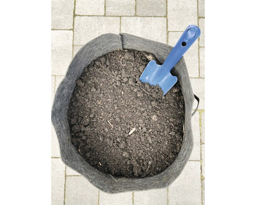 Sac de plantation avec de la terre et une petite pelle