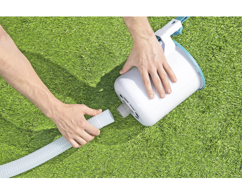 Eine Person schliesst einen Pool-Skimmer an einen Schlauch an.