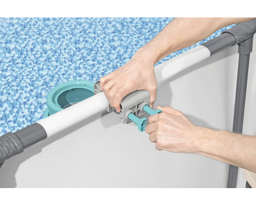 Montage eines Pool-Skimmers am Pool