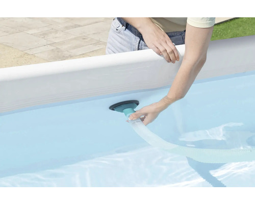 Person schliesst Poolreiniger an Pool an