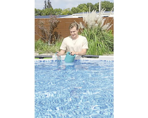 Mann leert Reinigungsflüssigkeit in einen Pool