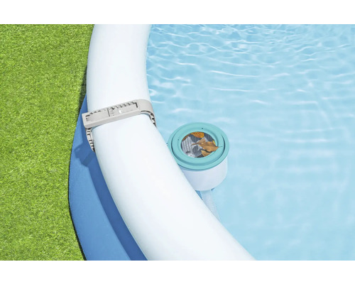 Detailaufnahme eines Pools mit Oberflächenskimmer zur Reinigung von Poolwasser