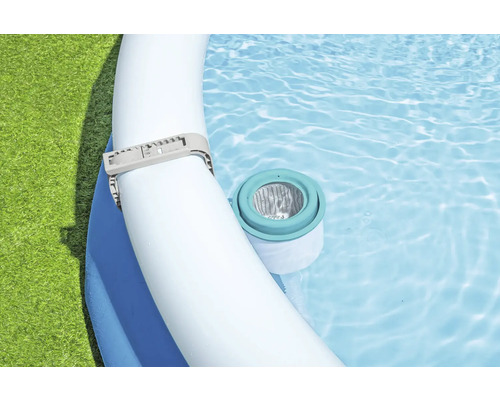 Detailaufnahme eines Pools mit Filterpumpe und Schlauchschelle im klaren Wasser.