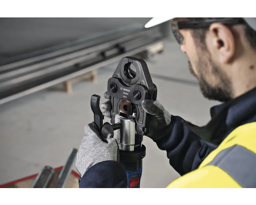Un ouvrier utilise une pince à sertir Bosch.