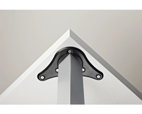 Gros plan sur un pied de table fixé à un plateau de table à l''aide d''un raccord d''angle noir et de vis.