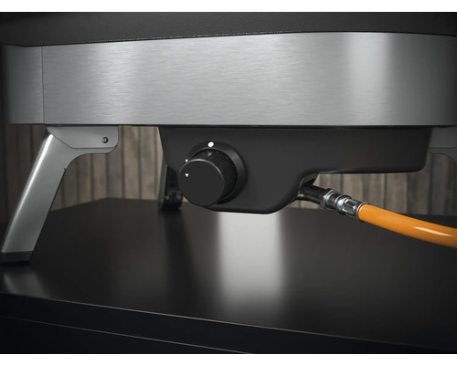 Vue détaillée d''un gril à gaz avec régulateur et tuyau de gaz