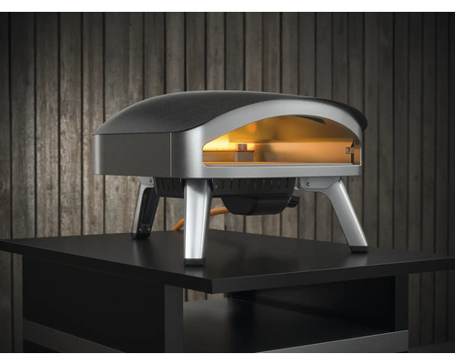 Four à pizza sur une table