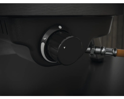 Gros plan d''un barbecue à gaz avec bouton rotatif et raccordement au gaz