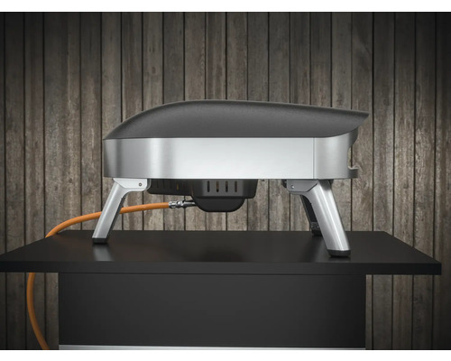 Four à pizza à gaz sur une table