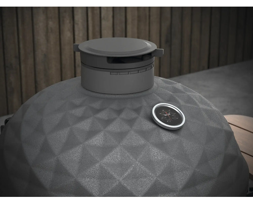 Detailansicht eines Kamado-Grills mit Temperaturanzeige und strukturierter Keramikoberfläche