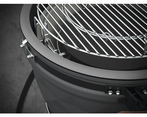 Detailansicht eines Kugelgrills mit Grillrost