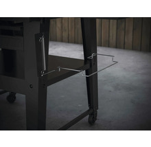 Vue détaillée d''un chariot de barbecue avec support pour ustensiles de barbecue et chaîne de suspension