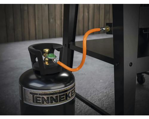 Bouteille de gaz reliée à un gril