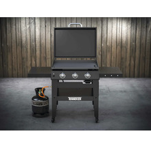Chariot de barbecue à gaz Tenneker avec bouteille de gaz devant un mur en bois