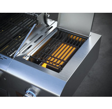 Vue détaillée d''un barbecue en acier inoxydable avec brûleur latéral ouvert